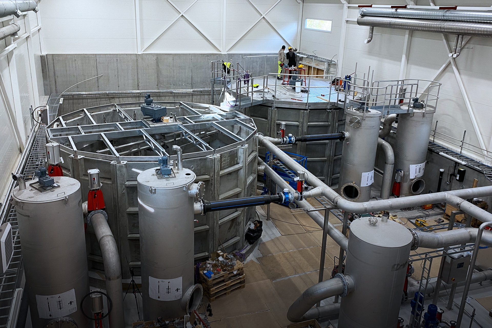 Ståltankar ovan mark på Norefjell avloppsreningsverk.